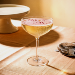 Cocktail pétillant dans une coupe sur une table en bois