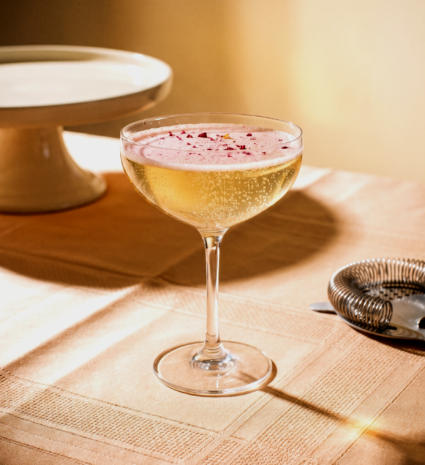 Cocktail pétillant dans une coupe sur une table en bois