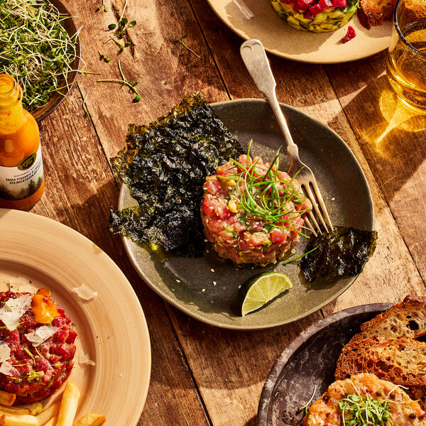 Assiettes de tartare garnies sur une table en bois