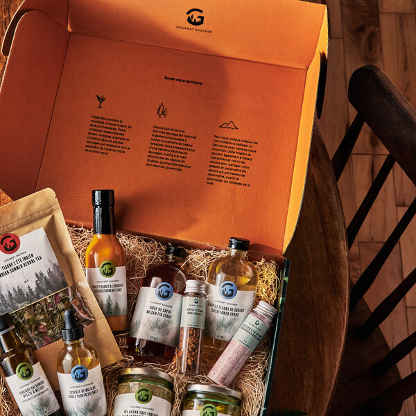 Coffret de produits forestiers dans une boîte ouverte sur une table en bois