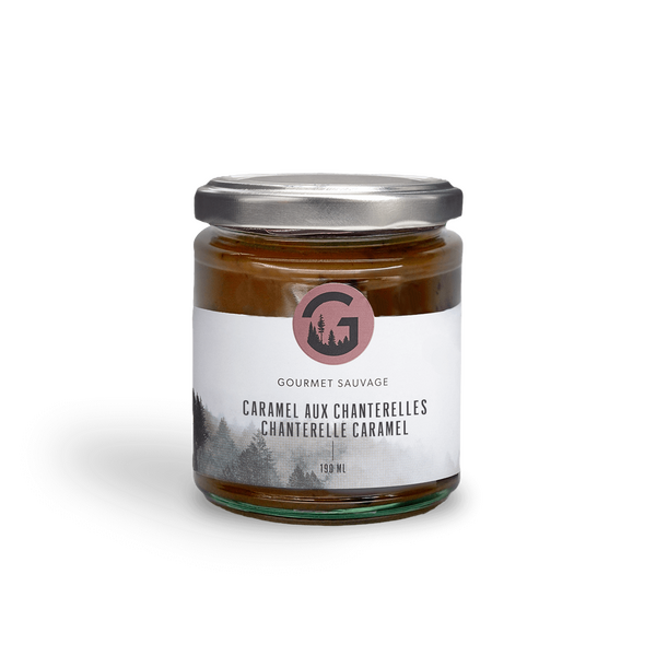Pot de caramel aux chanterelles avec une étiquette illustrée